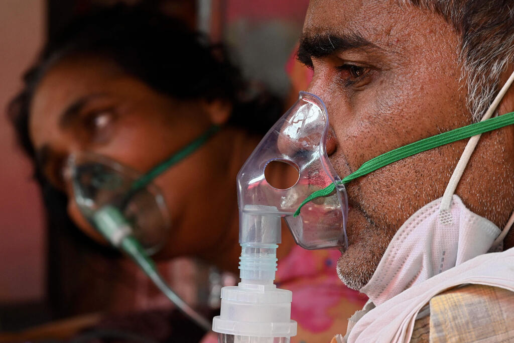 הודו אסון קורונה מטופלים מקבלים חמצן ב מקדש סיקי