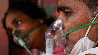 הודו אסון קורונה מטופלים מקבלים חמצן ב מקדש סיקי