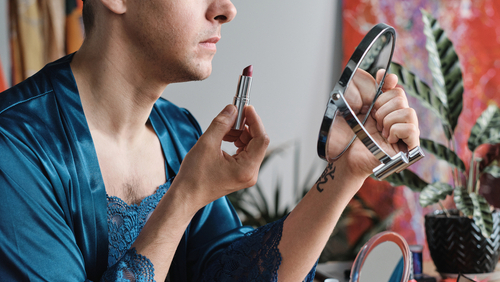 мужчина грим пеньюар 