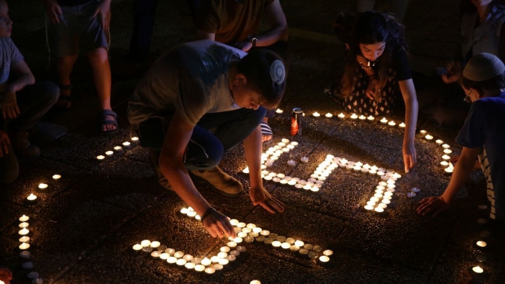 Свечи в память о погибших на горе Мерон (Фото: Моти Кимхи) אירוע הדלקת נרות בכיכר רבין לזכר הרוגי הר מירון