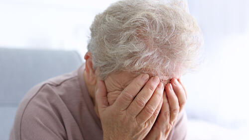 пенсионерка пожилая плачет 