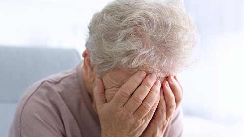 пенсионерка пожилая плачет 
