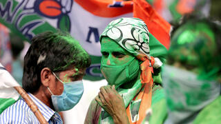 הודו תומכי מפלגת קונגרס טרינמול הודו חוגגים ניצחון בבחירות ב מערב בנגל מפרים הנחיות קורונה