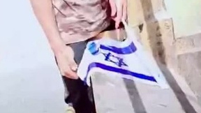 עובד קבלן בעיריית ראשון לציון שורף את דגל ישראל