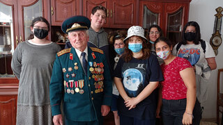  Ученики школы "Тихон Хеврати" с ветераном Ильей Соколовым.