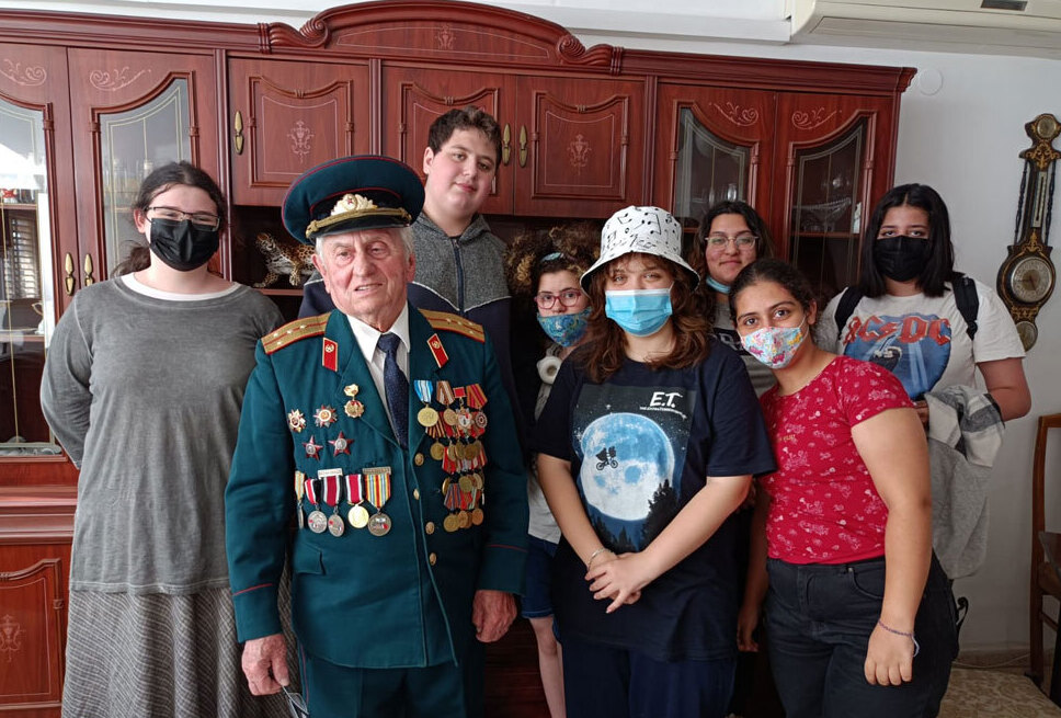  Ученики с ветераном Ильей Соколовым 