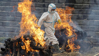 שורפים גופות של חולי קורונה ב קטמנדו נפאל
