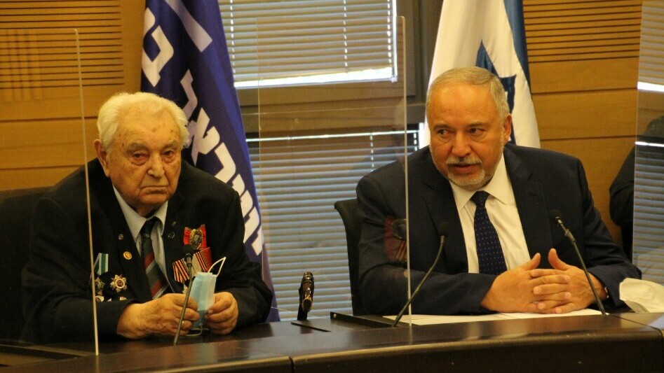 Председатель Союза ветеранов Второй мировой войны Авраам Гринзайд и глава НДИ Авигдор Либерман 