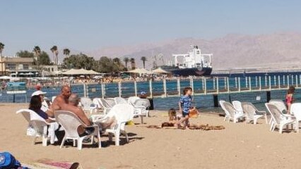 מתרחצים באילת וברק מכלית