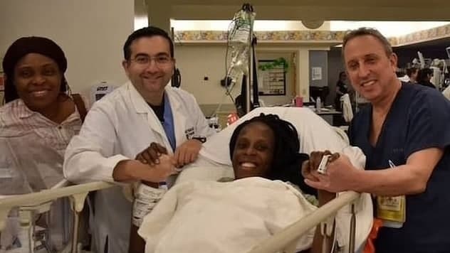 Врачи с матерью 9 детей в Марокко ( Фото: Ynet) חלימה סיסה מאלי ילדה תשעה תינוקות ב בית חולים ב מרוקו