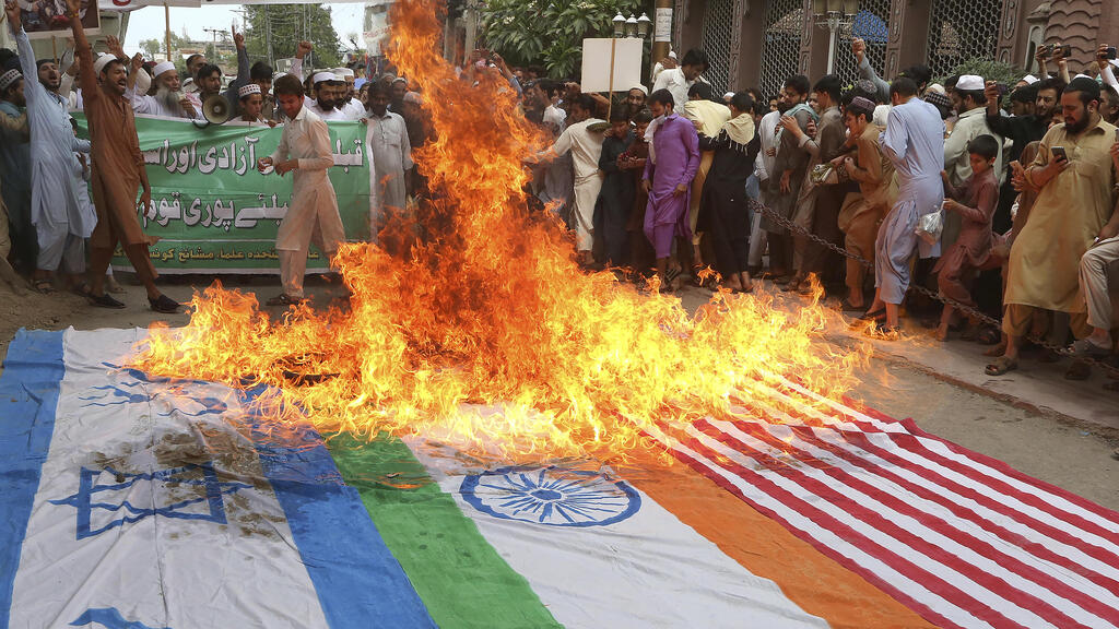 В Пакистане вместе с флагом Израиля подожгли и флаг дружественной Израилю Индии     