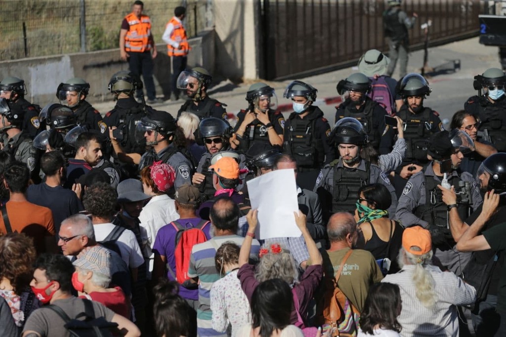 Police and protesters face off at a demonstration against the eviction of Palestinians in Sheikh Jarrah (Photo: Alex Kolomoisky) ההפגנות בשייח ג'ראח