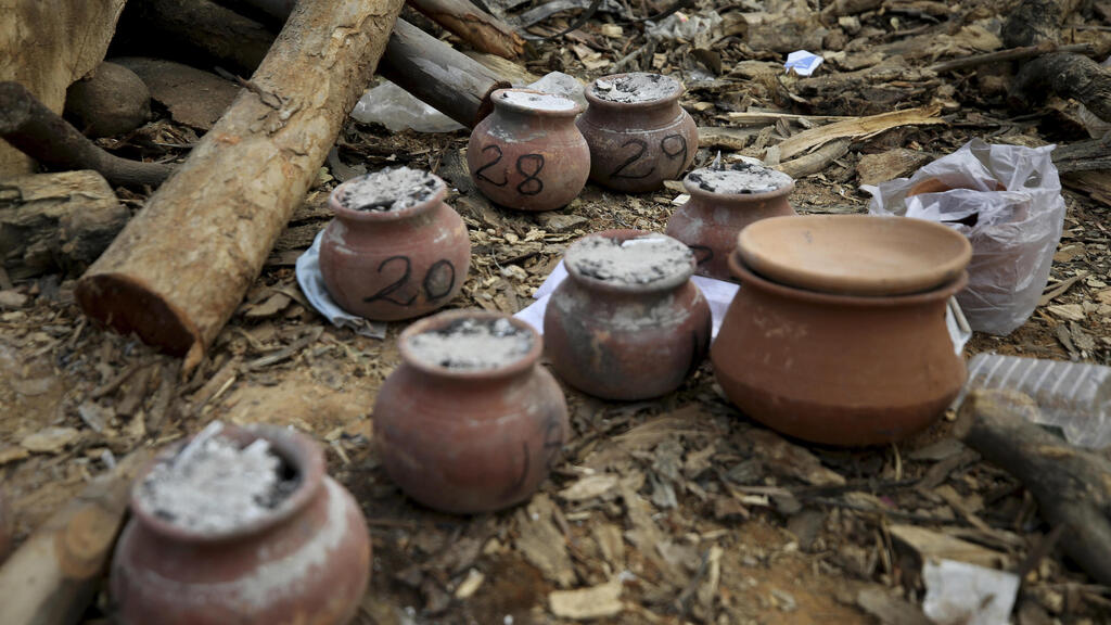 כדים עם אפר של חולי קורונה שמתו ב משרפה ב ניו דלהי הודו