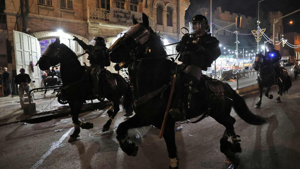 Police during riots at Damascus Gate on Saturday evening (Photo: AFP) העימותים בשער שכם