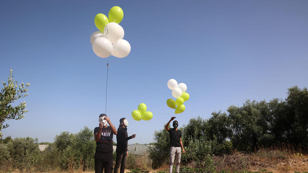פלסטינים מכינים בלוני תבערה בעזה