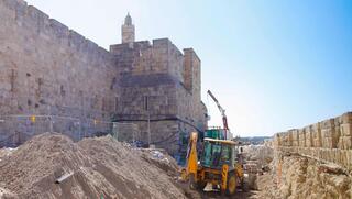 עבודות לתחזוק חומת המצודה במוזיאון מגדל דוד