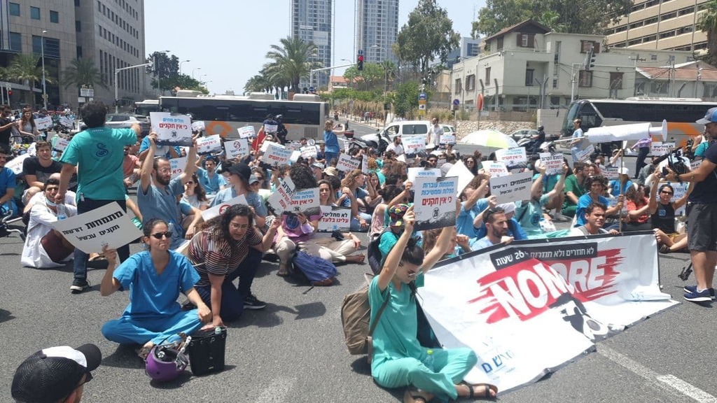 Демонстрация протеста врачей в Тель-Авиве (Фото: Адир Янко) המפגינים חוסמים את עזריאלי