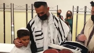 הכדורגלן ערן זהבי אומר ברכת הגומל בתפילת שחרית בבית הכנסת של חב"ד 