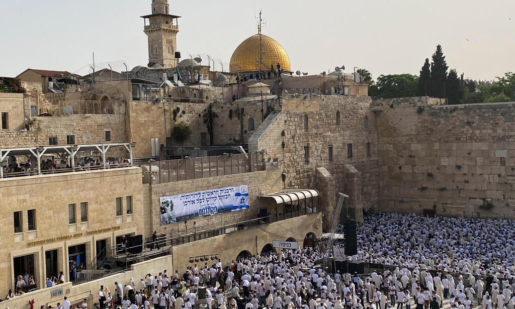Thousands of Jews praying at the Western Wall with the Dome of the Rock in the background (Photo: Reuters) הכותל המערבי