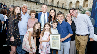 מייקל דיקסון ומשפחתו. 