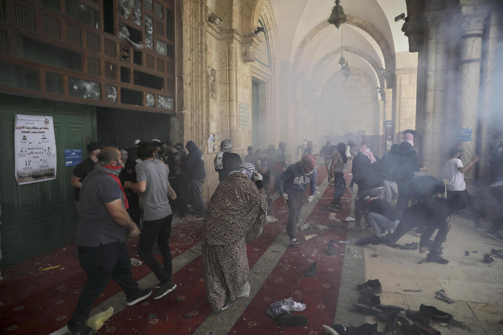 Palestinians clash with Israeli security forces at the al-Aqsa Mosque compound in Jerusalem's Old City, May 10, 2021 