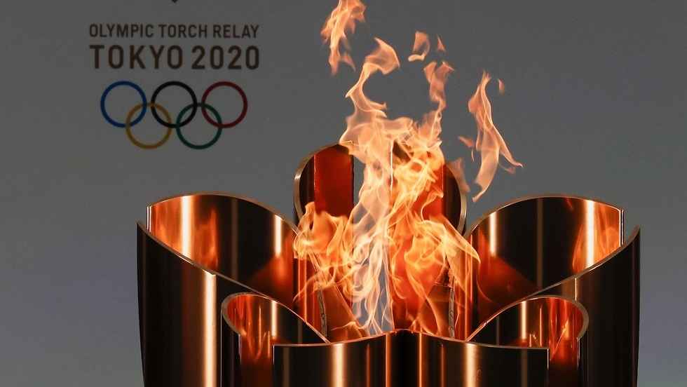 הלפיד האולימפי בטוקיו דולק