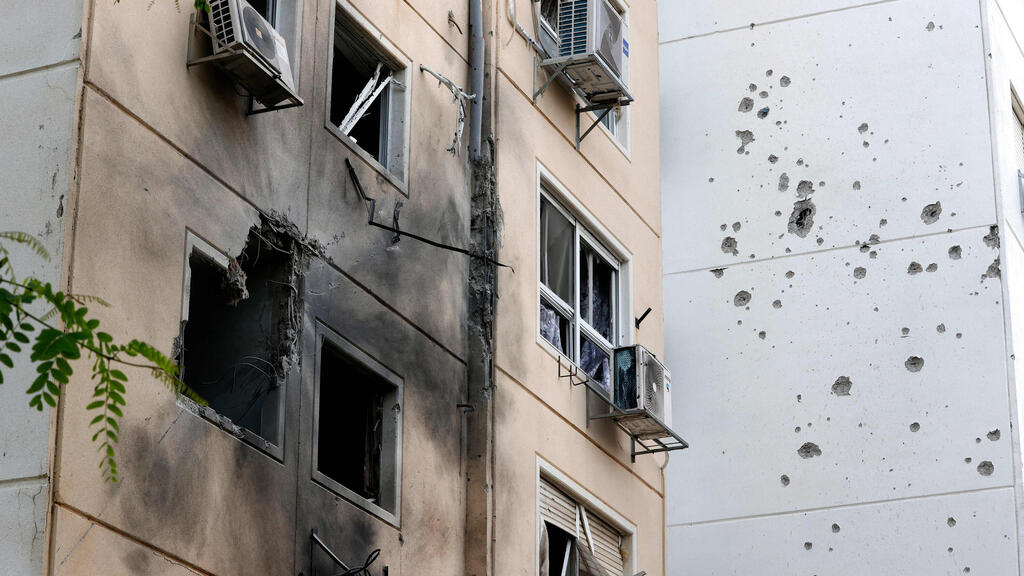 Residential building in Ashkelon sustains direct hit from Gaza rocket 