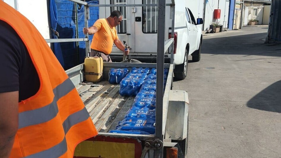 Подготовка к раздаче бутилированной воды (Фото: пресс-служба мэрии Ашкелона) Подготовка к раздаче бутилированной воды