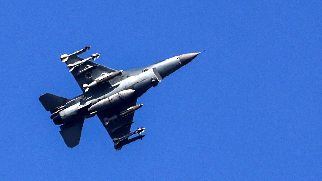 מטוס קרב f-16 חיל האוויר צה"ל מעל אשדוד