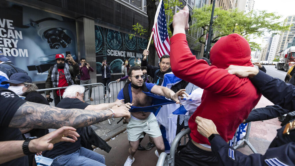 ארה"ב ניו יורק עימותים בין מפגינים בעד ונגד ישראל ליד קונסוליה ישראלית מנהטן