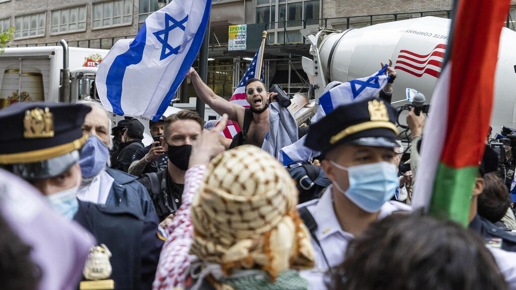 ארה"ב מפגינים בעד ונגד ישראל מחליפים עלבונות בהפגנות ליד הקונסוליה הישראלית ב מנהטן הסלמה עזה