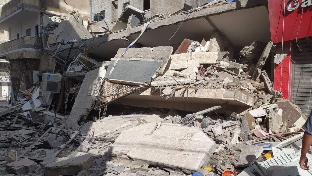 צה"ל תקף בניין 6 קומות בשכונת רימאל שבמערב עזה