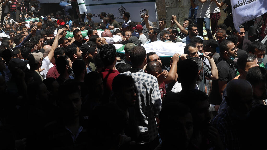 amas mourners carry the bodies of thirteen Hamas militants during their funeral outside of the main mosque in Gaza