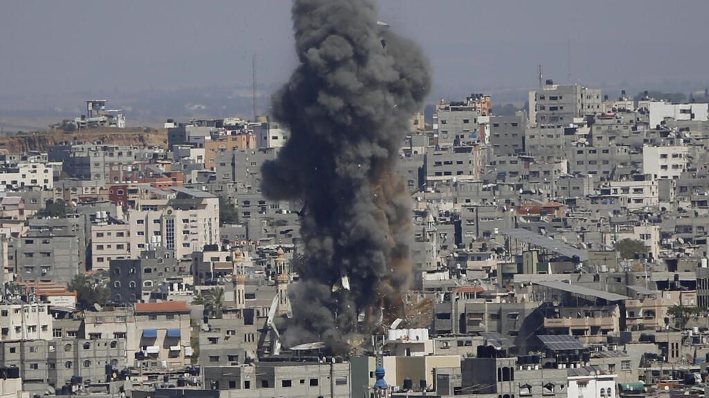 Smoke rises following Israeli airstrikes on a building in Gaza (Photo: AP) Smoke rises following Israeli airstrikes on a building in Gaza