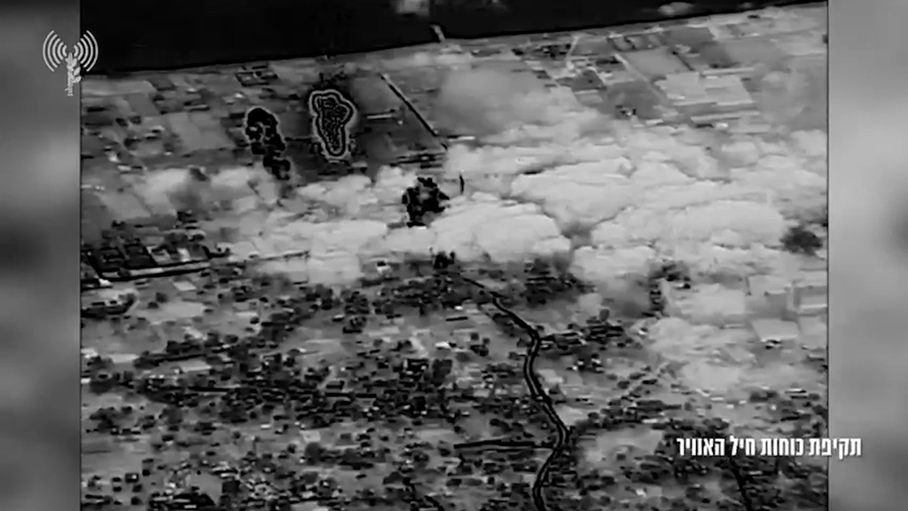לוחמי גולני ושריון פועלים בגבול עזה בזמן שהמטוסים מפציצים את מנהרות הטרור מעזה