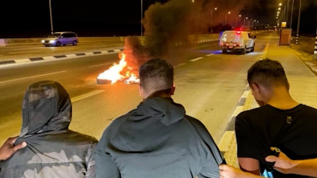 Israeli Arab rioters burn tyres block highway on Friday 