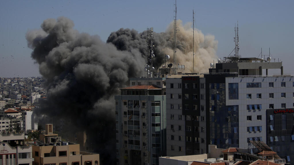 Разрушение многоэтажного здания в Газе 
