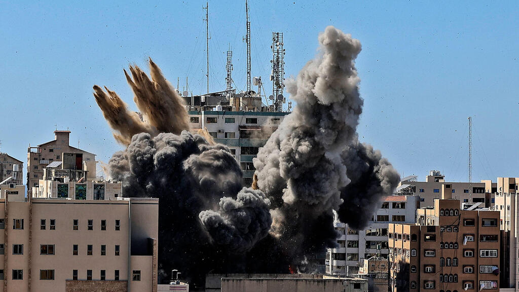 Разрушение высотного здания ХАМАСа в Газе 