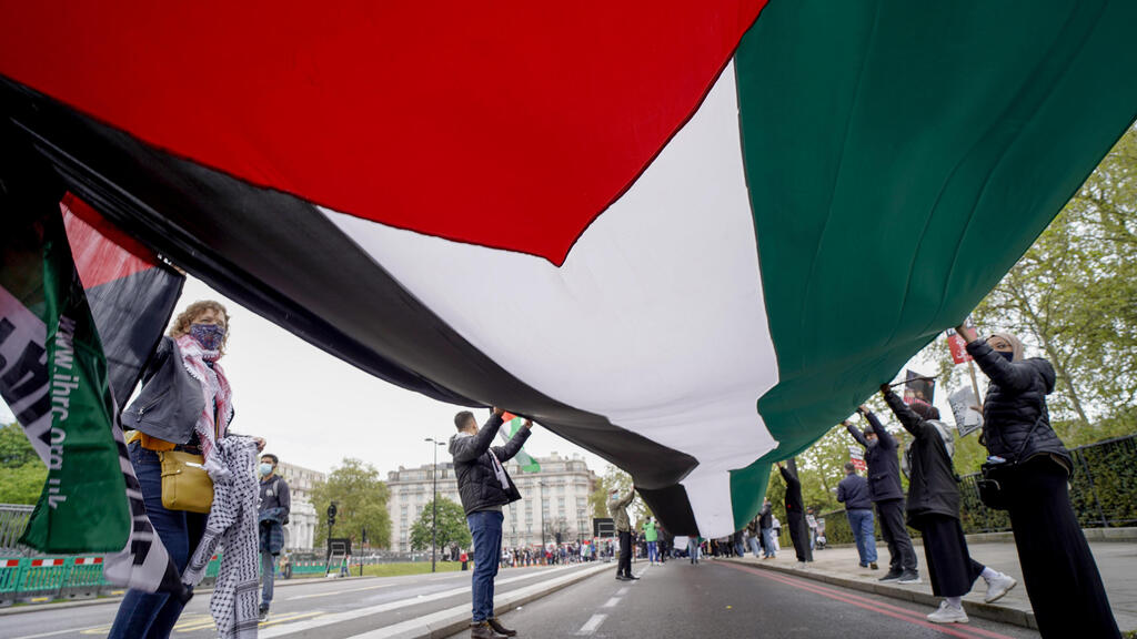 Лондонцы изготовили длинный палесинский флаг и растянули его на улице 