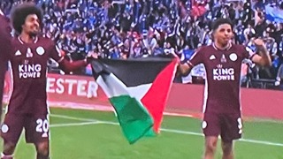 ווסלי פופאנה (מימין) וחמזה צ'ודורי חוגגים עם דגל פלסטין