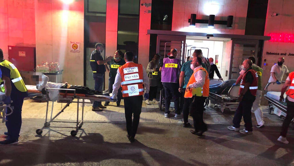 У приемного покоя больницы "Хадасса Хар ха-Цофим" (Фото: Гиль Йоханан) פצועים מגיעים להדסה הר הצופים