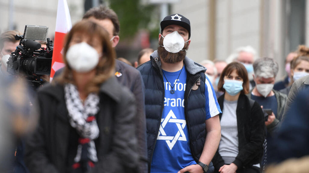 עצרת נגד אנטישמיות מחוץ לבית כנסת גלזנקירשן גרמניה