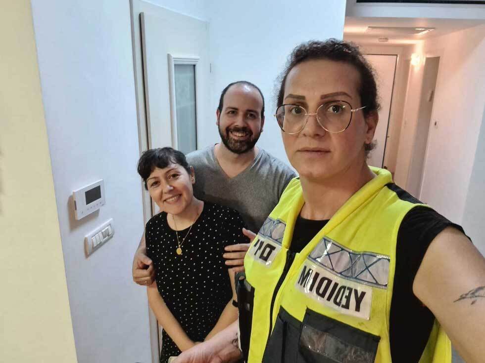 Волонтер "Едидим" и благодарные жители 