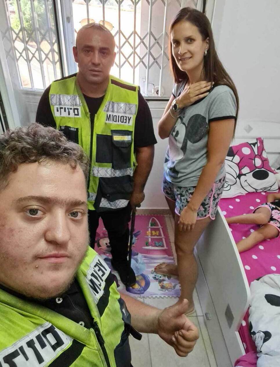  Волонтеры организации после починки окна 