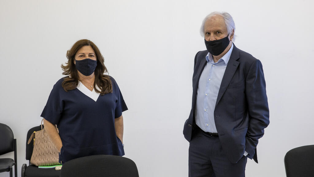 שאול ואיריס אלוביץ' בבית המשפט
