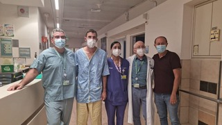 צוות המחלקה לניורוכירוגיה בסורוקה יחד עם הקצין שנפצע קשה מירי הנ"ט בגבול רצועת עזה בשבוע שעבר