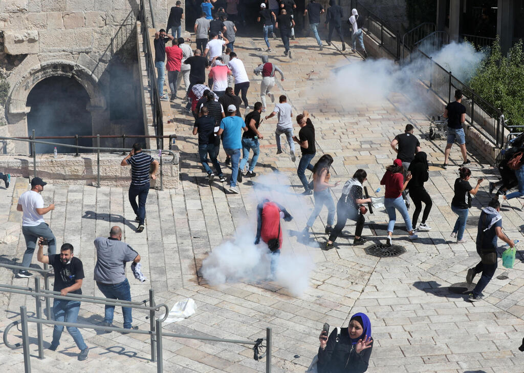 Clashes between Palestinians and Israeli security forces in Jerusalem 