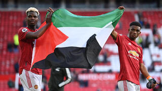 פול פוגבה ואמאד דיאלו עם דגל פלסטין