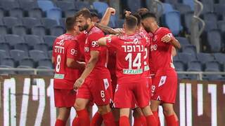 שחקני הפועל תל אביב חוגגים