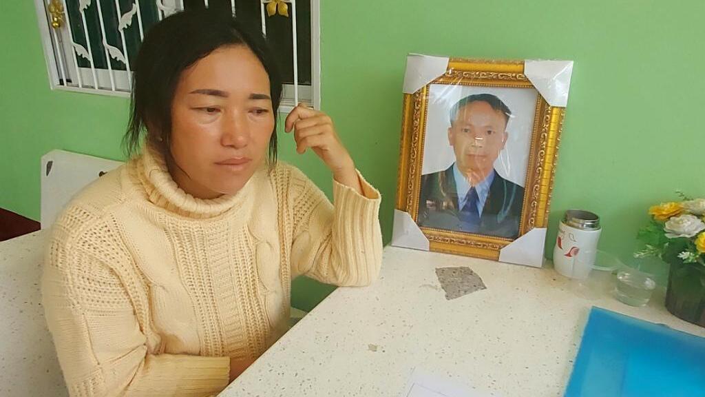 תאילנד אלמנתו של וויראוואט קרונבוריראק עם תמונת בעלה עובדים תאילנדים נהרגו מפגיעת רקטה